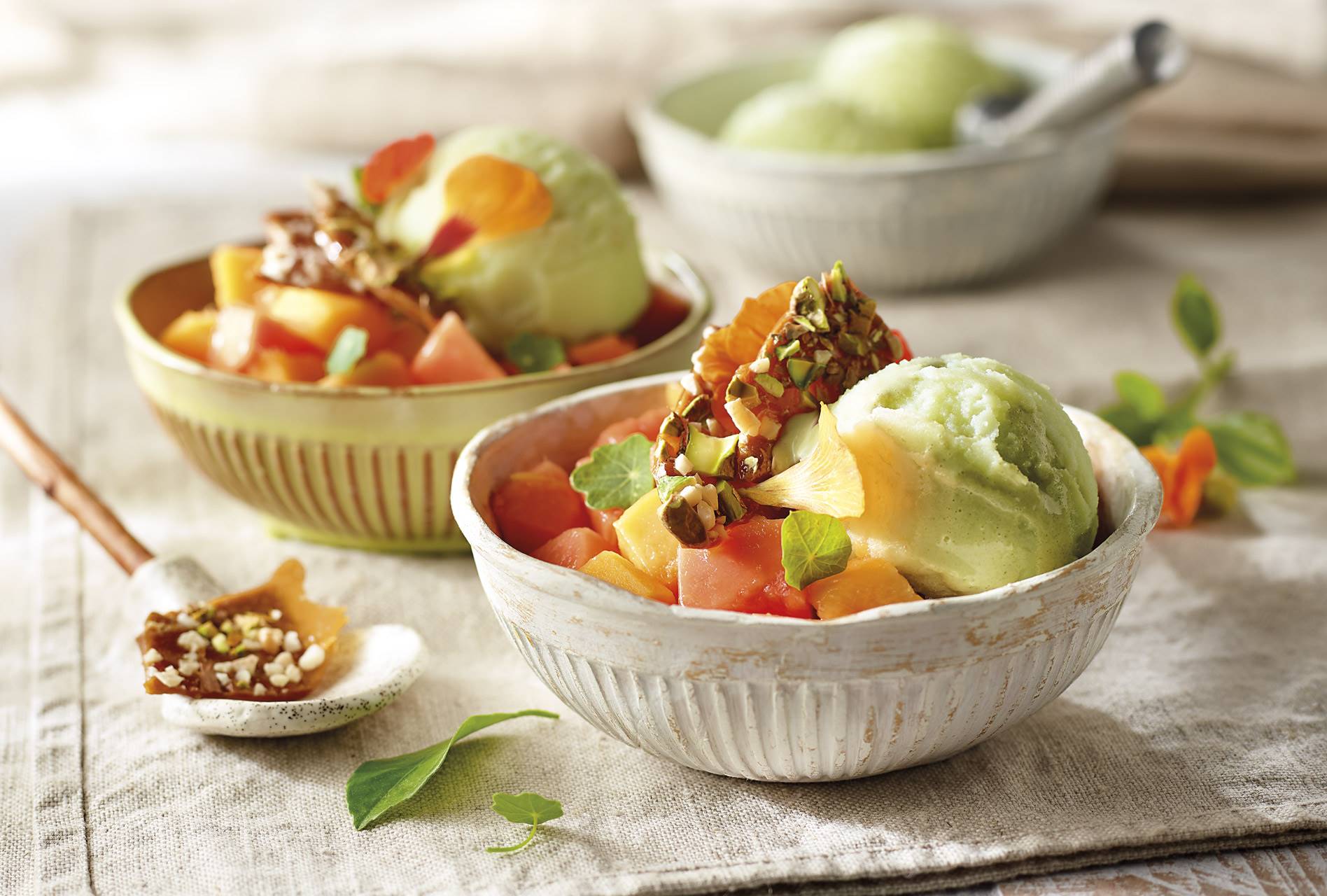 papaya-y-mango. Postre de papaya y mango con helado  de té matcha antioxidante