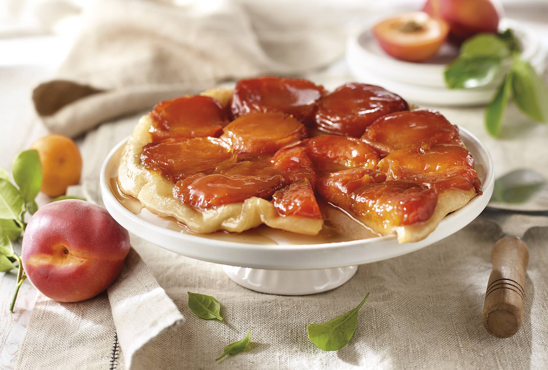 tarta-tatin. Tarta tatin de albaricoques maduros  con helado de vainilla