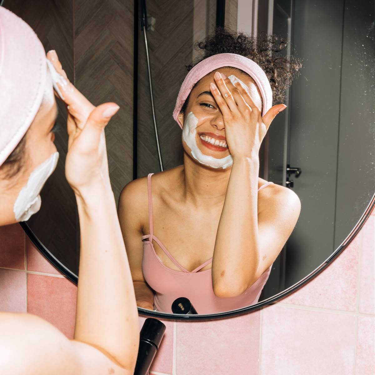 Mujer aplicándose crema en la cara
