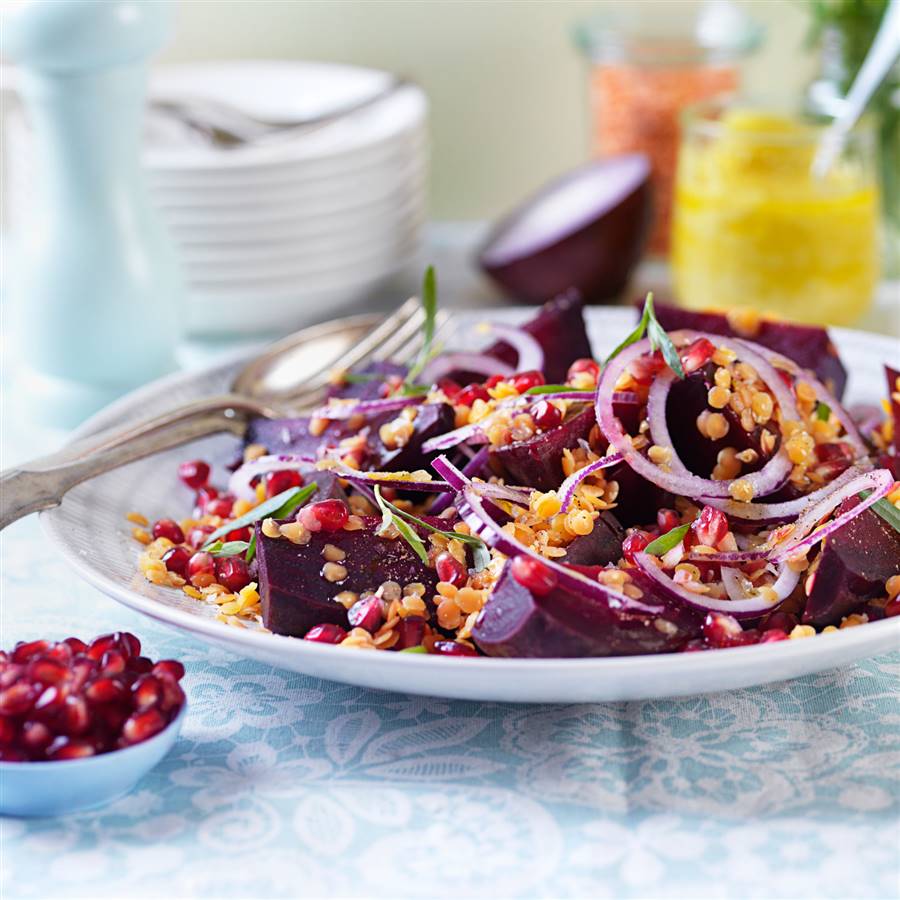 Ensalada de lentejas con remolacha al horno, granada y naranja