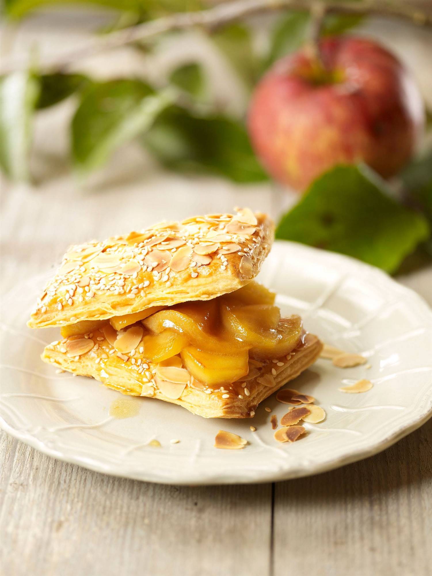 Hojaldre de almendras con manzanas y miel