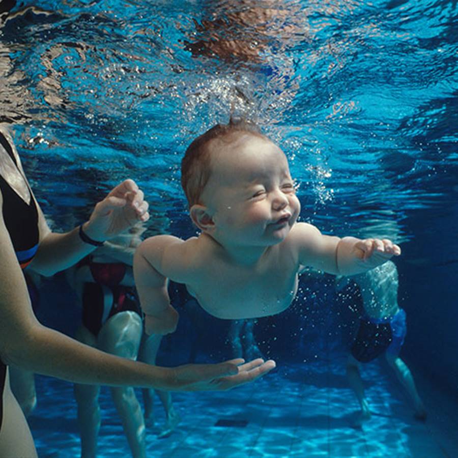  Los beneficios de la piscina para los bebés