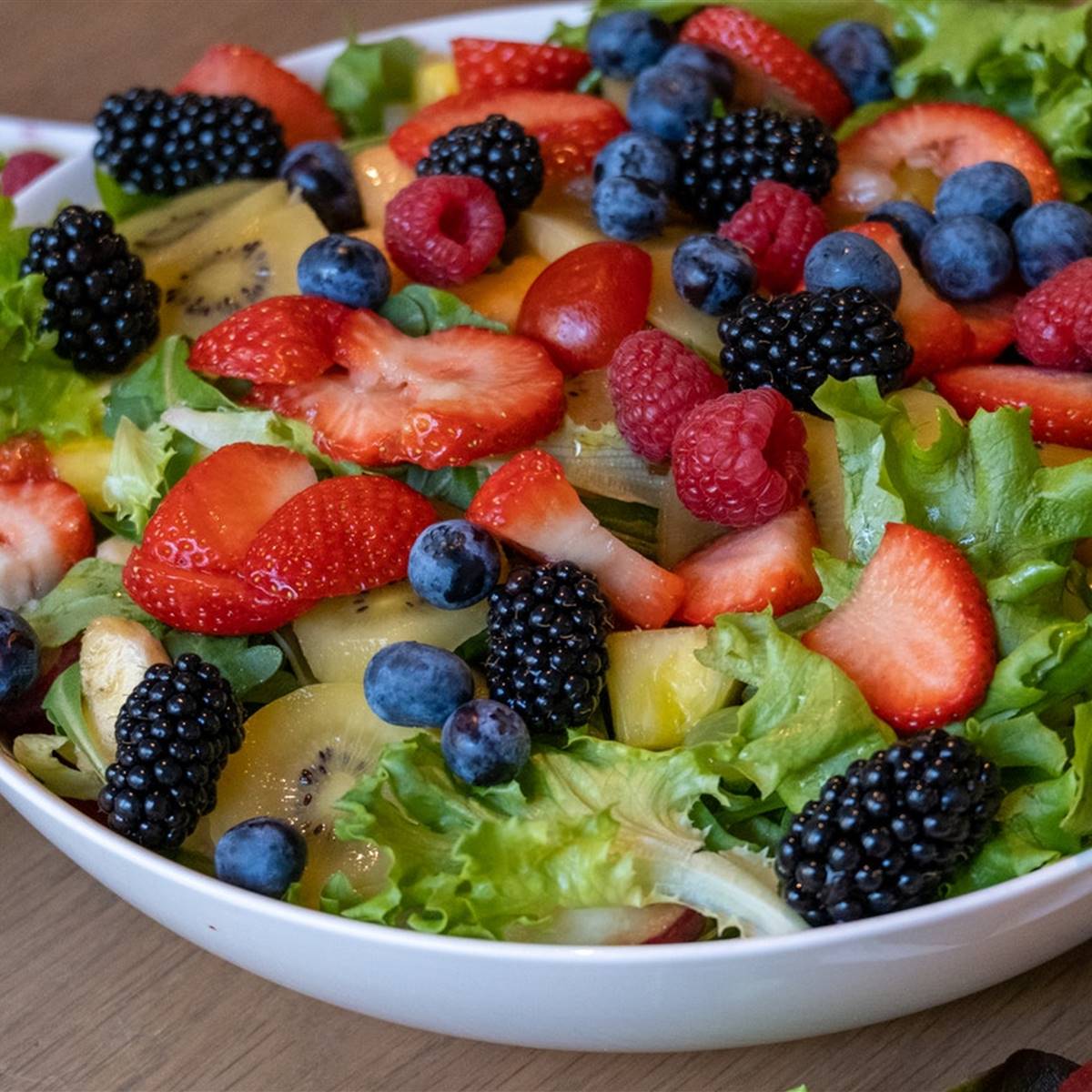 Cómo preparar y aliñar una ensalada con frutas irresistible: los trucos del  chef