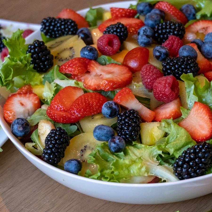 Cómo preparar y aliñar una ensalada con frutas irresistible