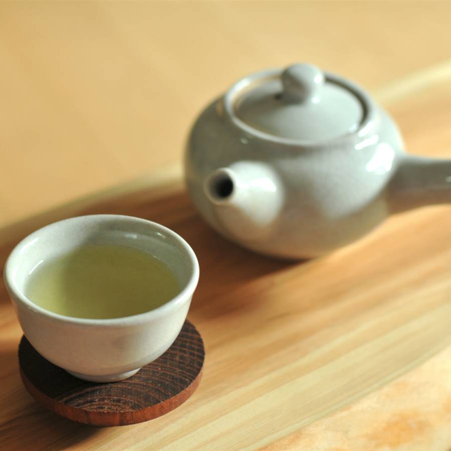 Tetera y taza de té verde