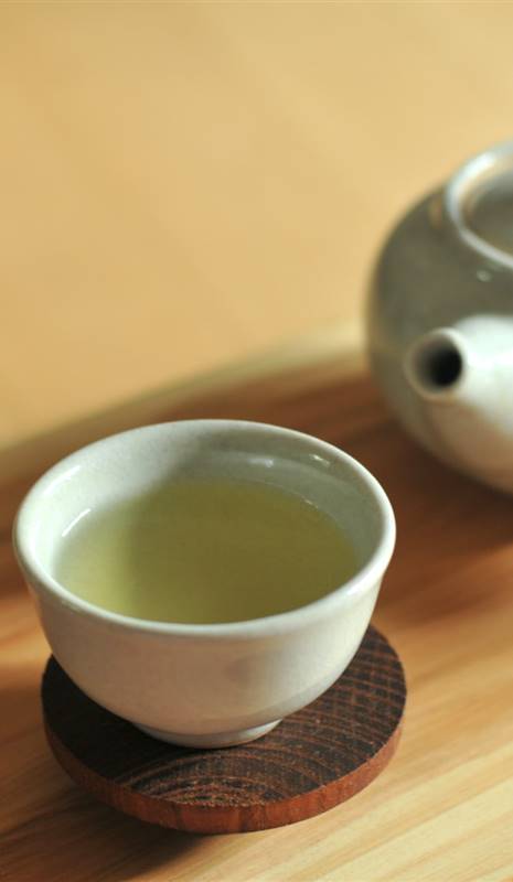 Tetera y taza de té verde