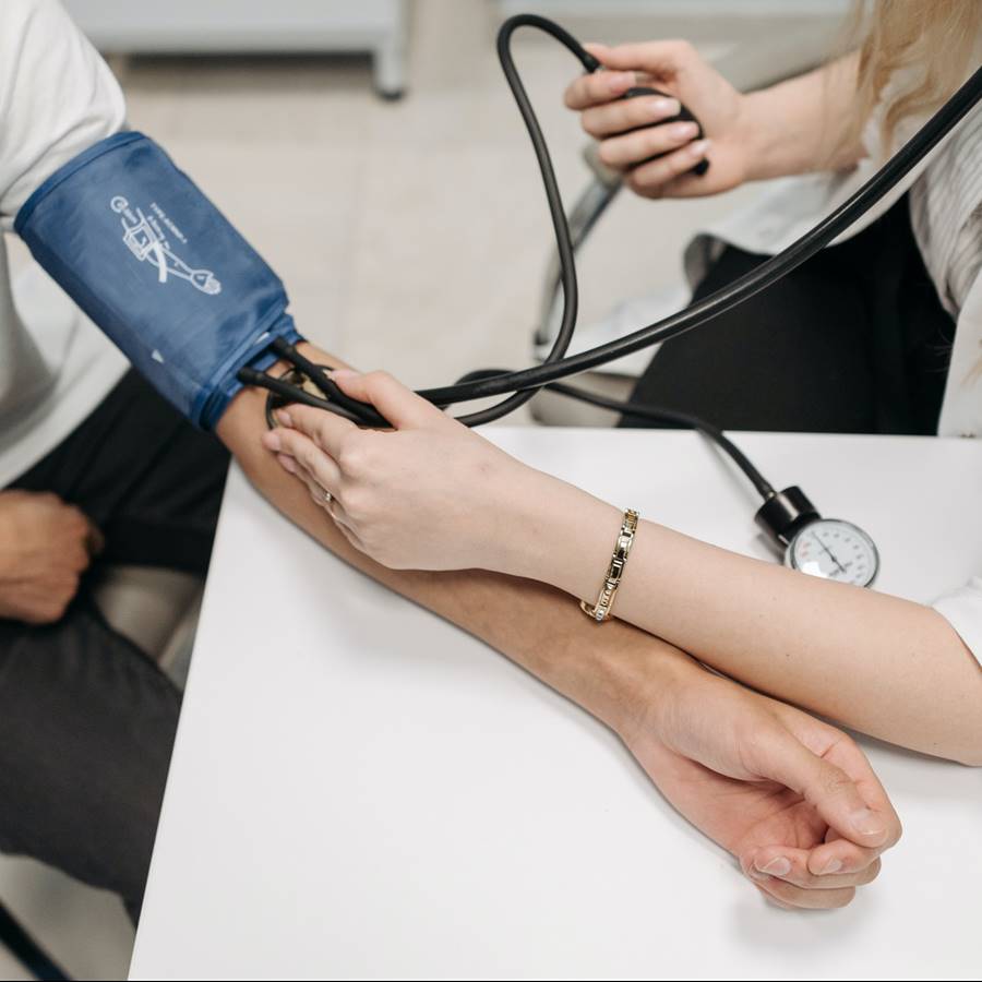 Medicamentos para bajar la presión arterial podrían aumentar el riesgo de cáncer de piel