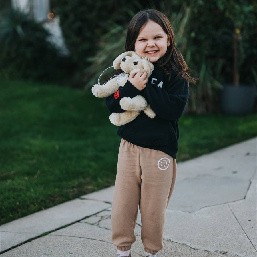 Niña sonriente con osito