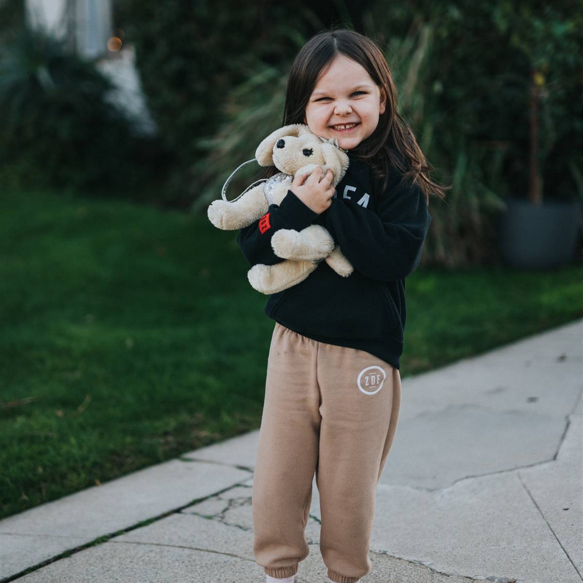 Niña sonriente con osito