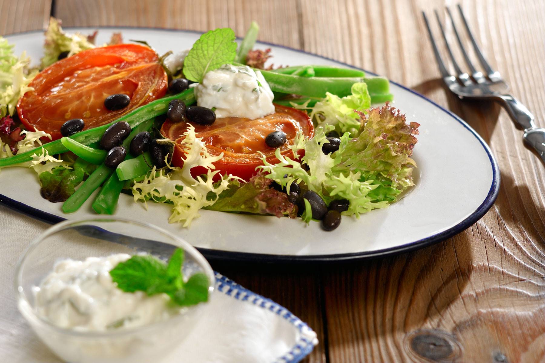 Ensalada-JUDIAS YOGURT. Ensalada templada de tomates asados con judía y yogur