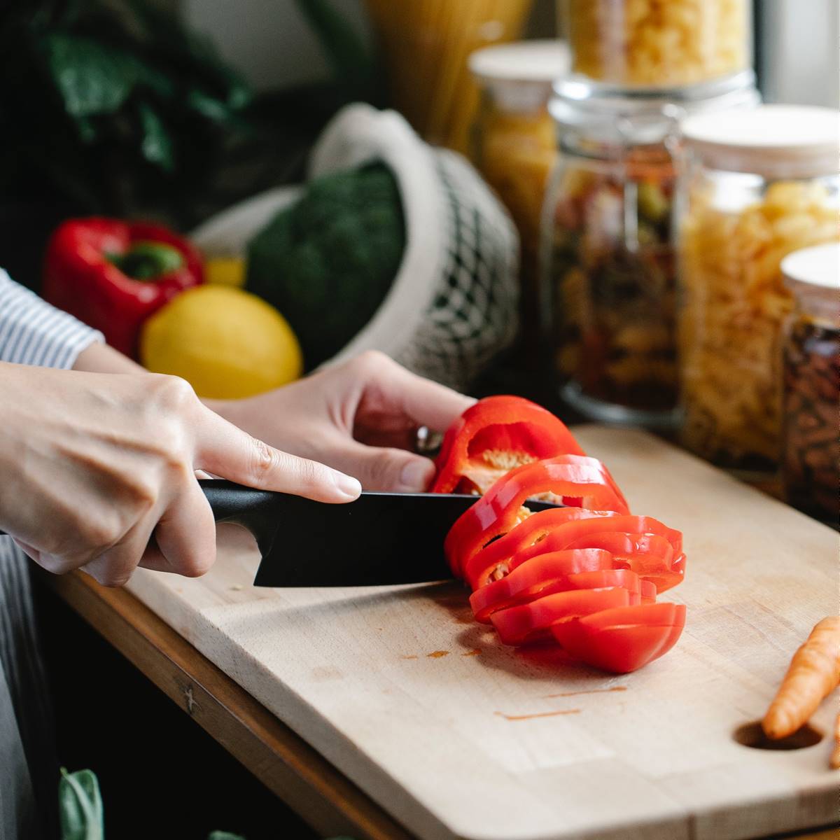 Mujer cortando pimientos