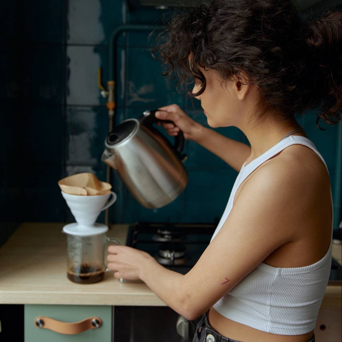 Chica preparando café