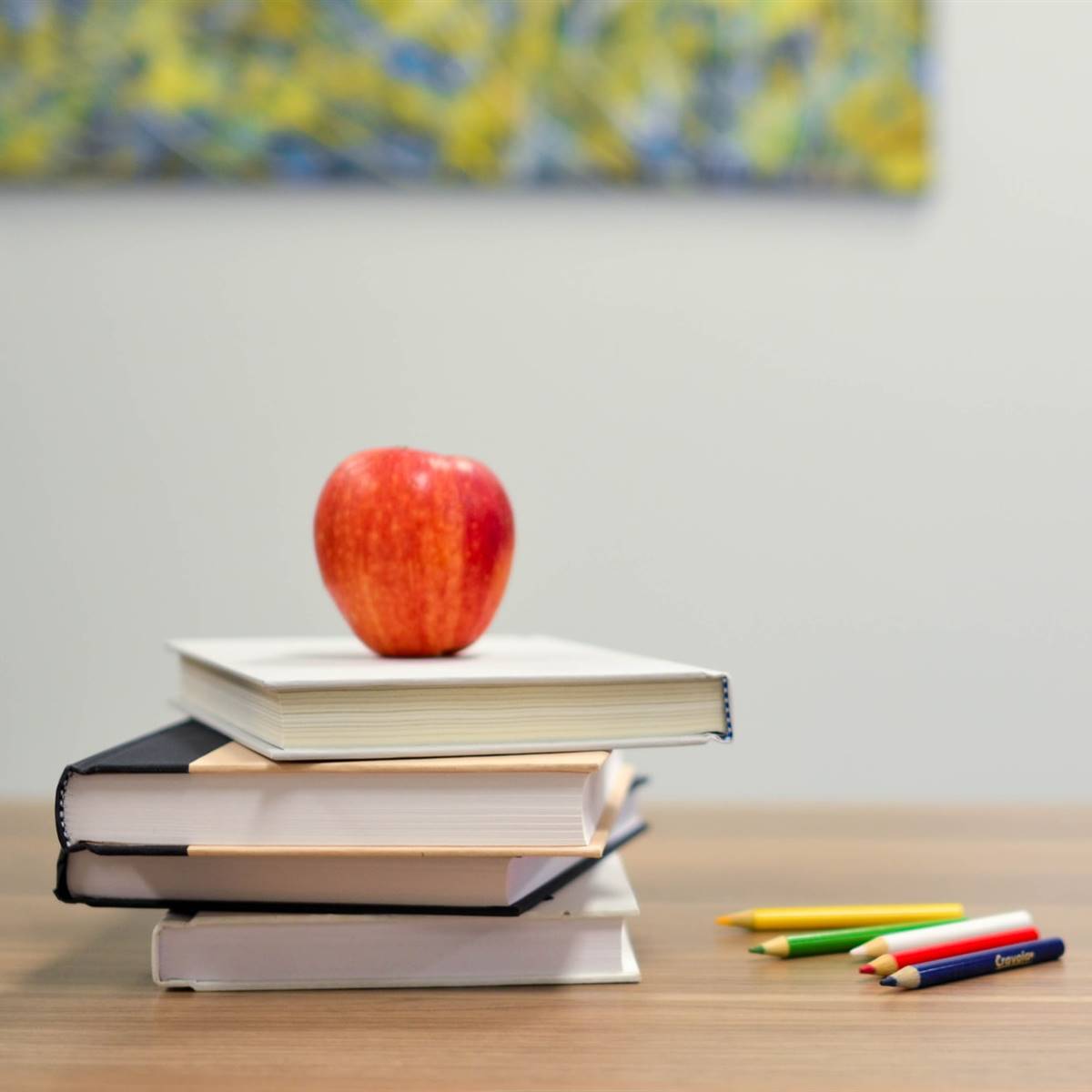libros y manzana