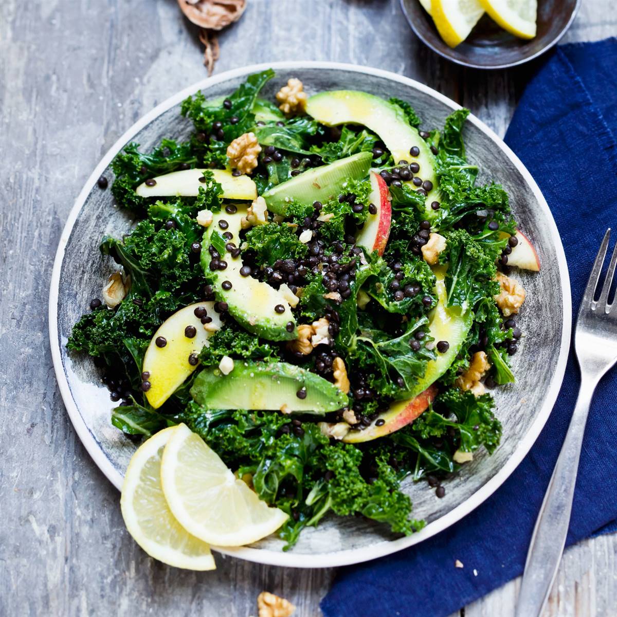 Ensalada de kale con manzana, aguacate y nueces