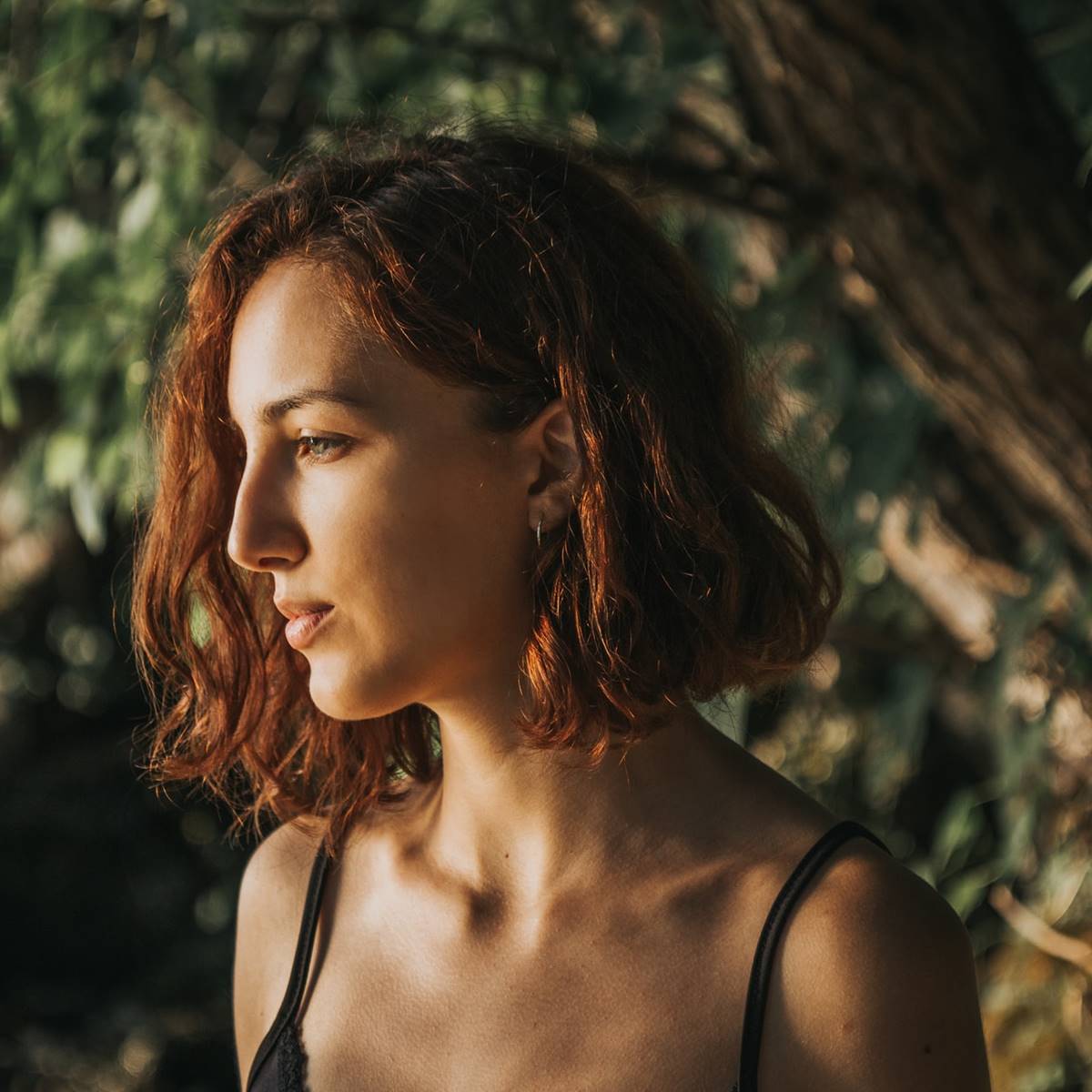 Chica pelirroja de perfil