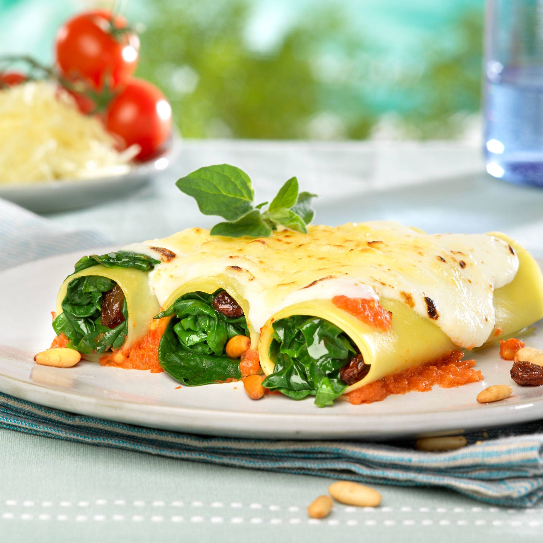 CANELONIS 091. Canelones de espinacas con piñones y pasas