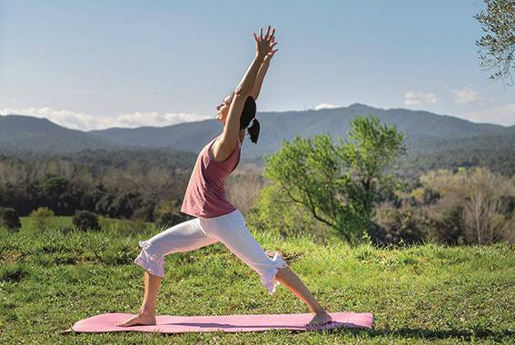 Ejercicios yoga joven 1. 1. Aumenta la resistencia (Adho mukha svanasana)