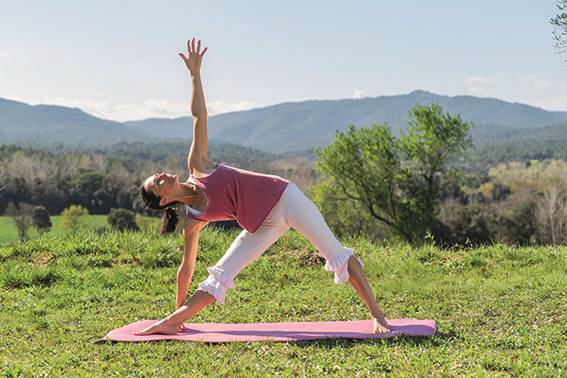 Ejercicios yoga joven 2. 2. Fortalece el torso (Trikonasana de pie)