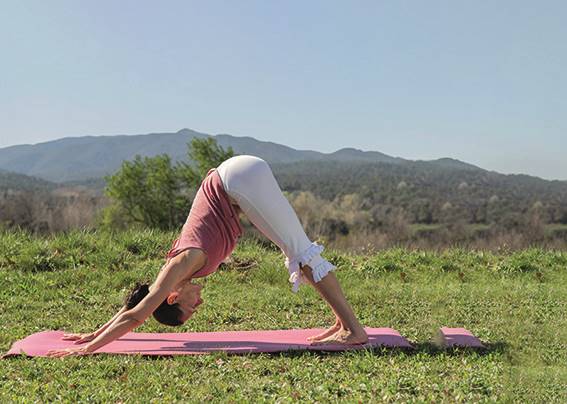 Ejercicios yoga joven 3. 3. Estiramiento completo (Adho mukha svanasana)