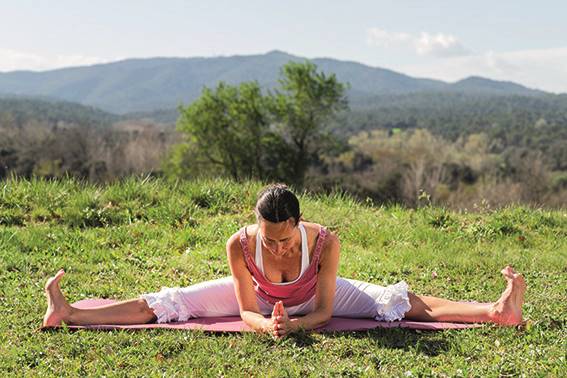 Ejercicios yoga joven 6. 6. Libera las tensiones (Upavistha konasana)
