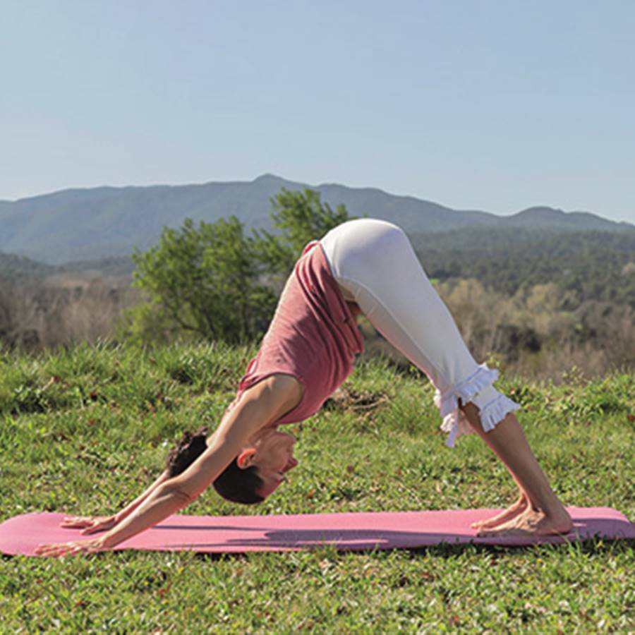 6 posturas de yoga para sentirte más joven