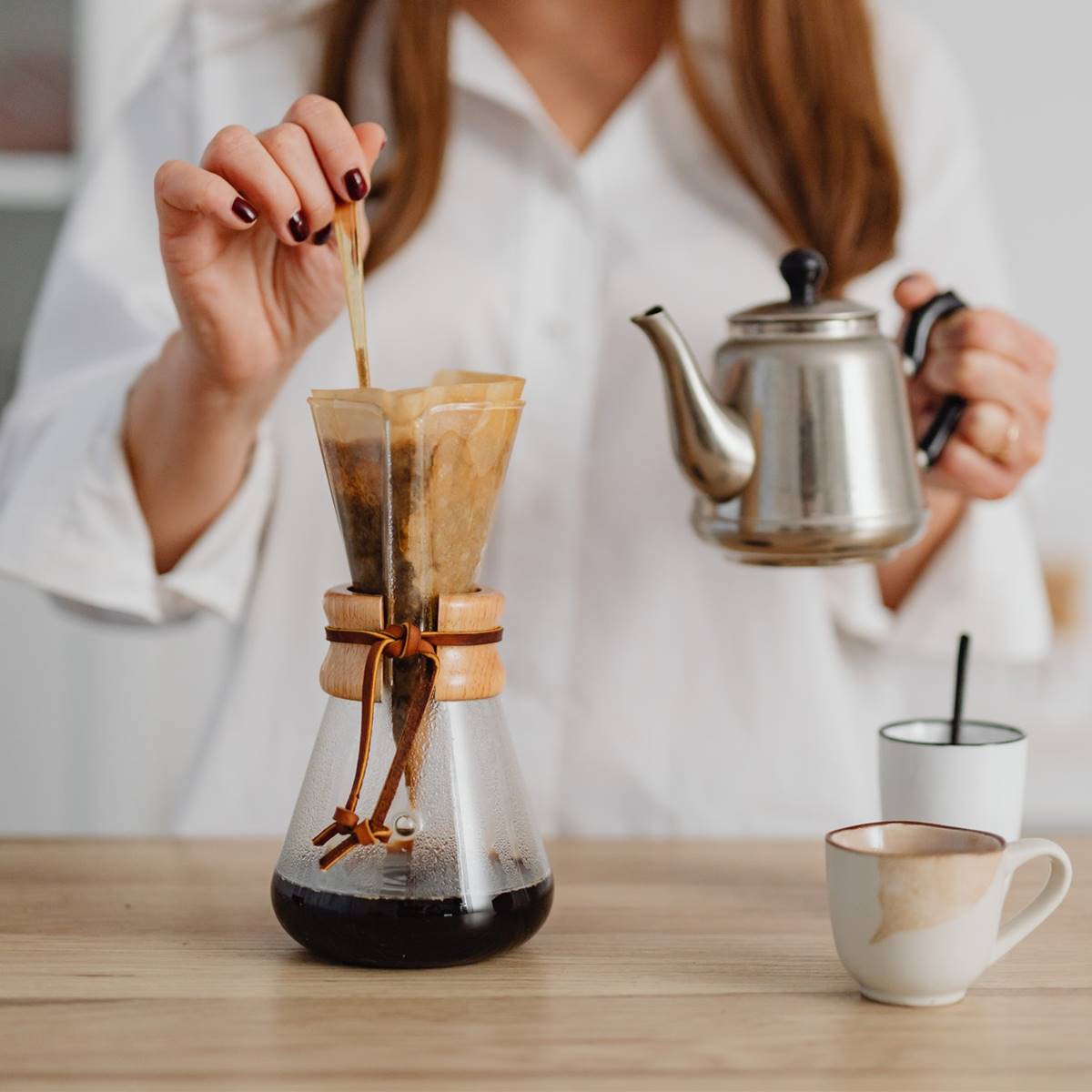 Mujer preparando café