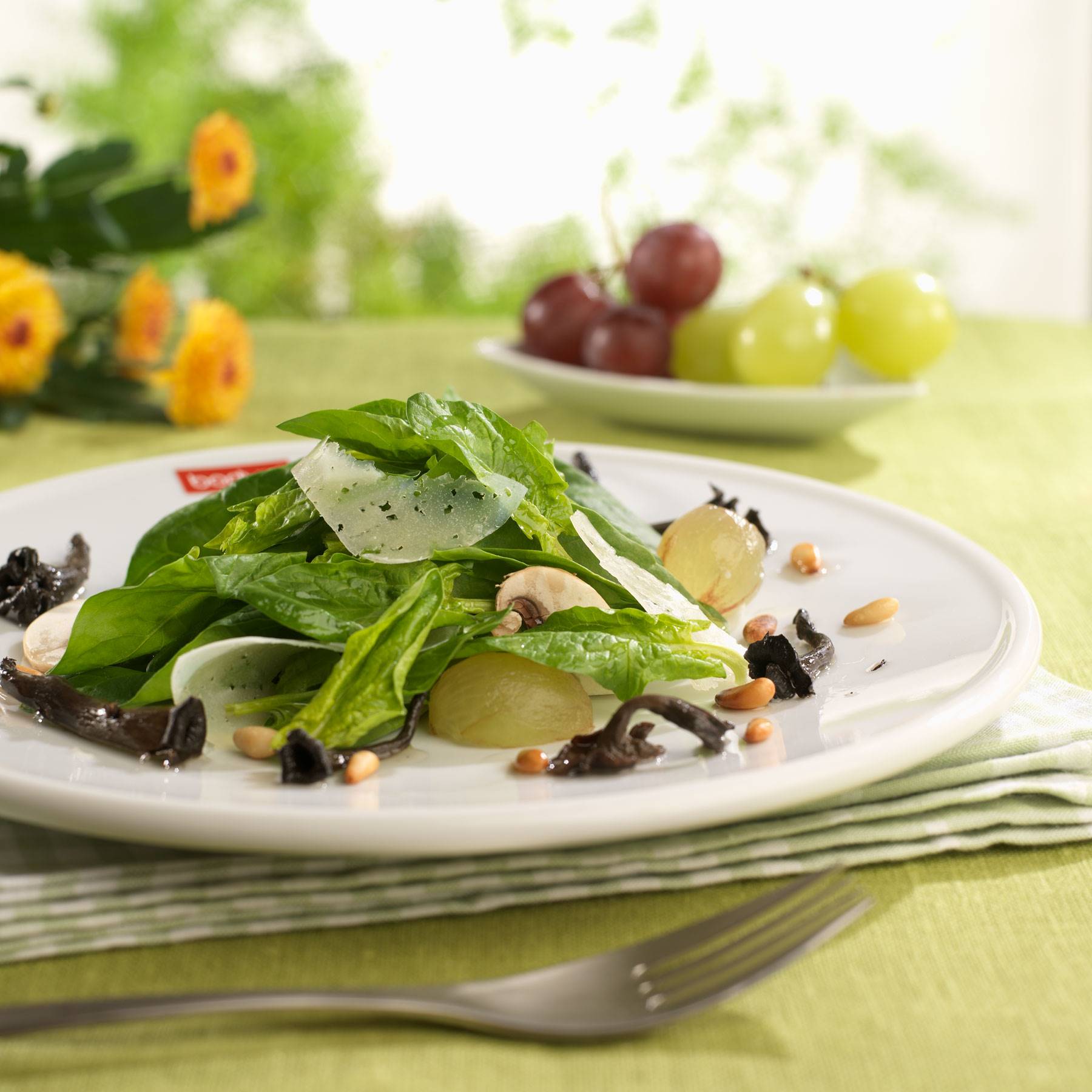 Image-4.  Salade d'épinards et de raisins au fromage et à l'huile de trompette