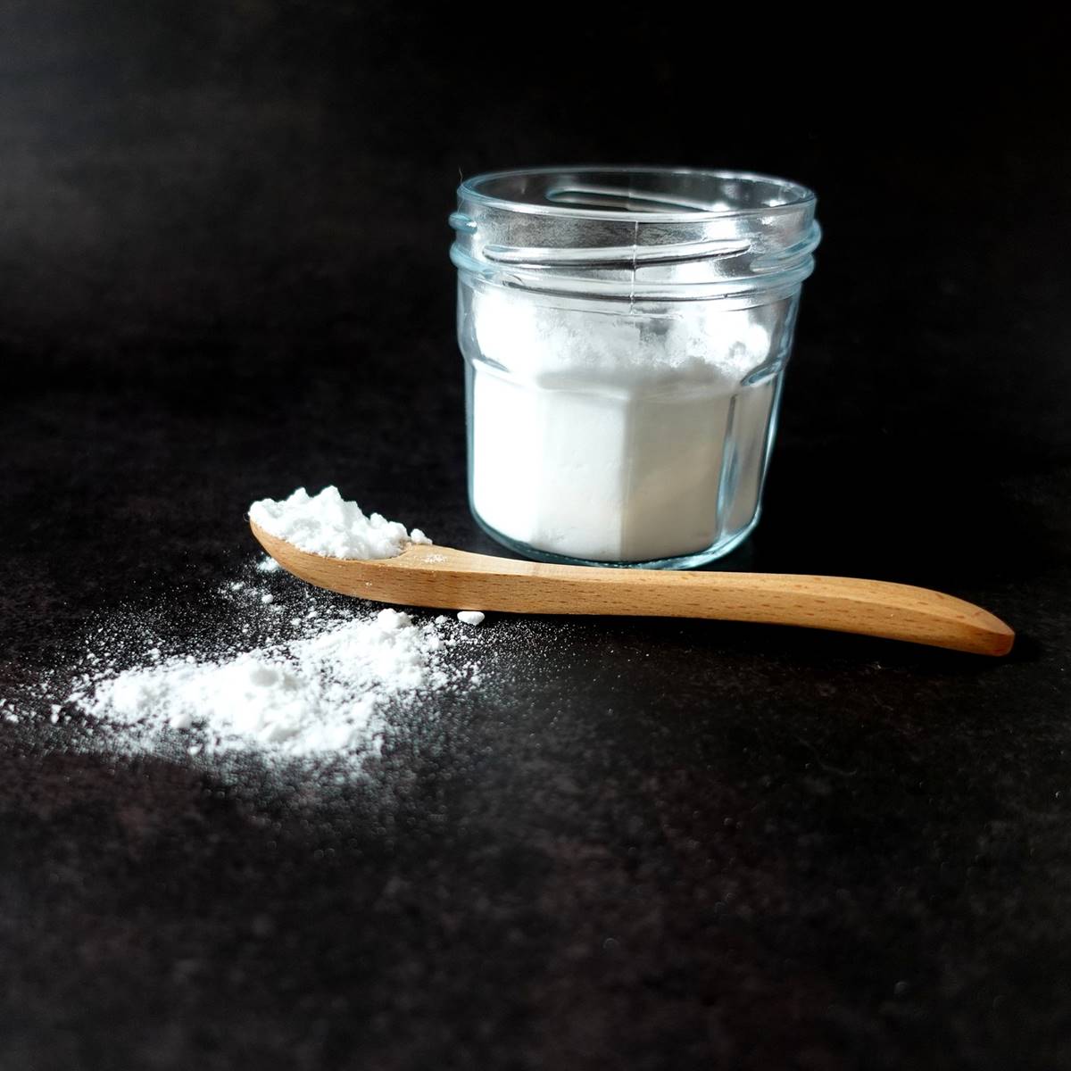 Tarro de bicarbonato de sodio con cucharita de madera
