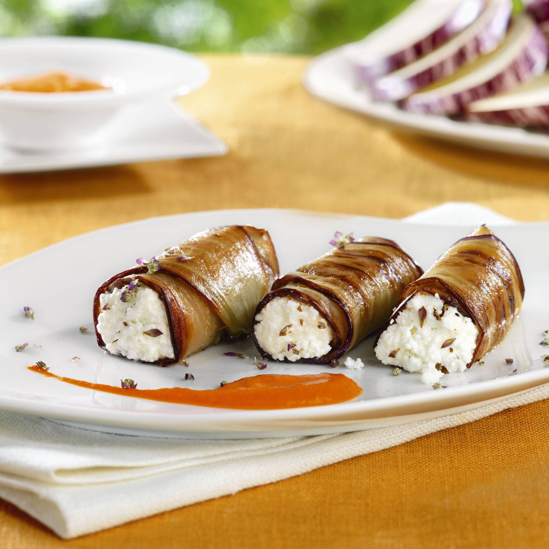 BERENJENAS. Envueltos de berenjena con coulis de pimientos