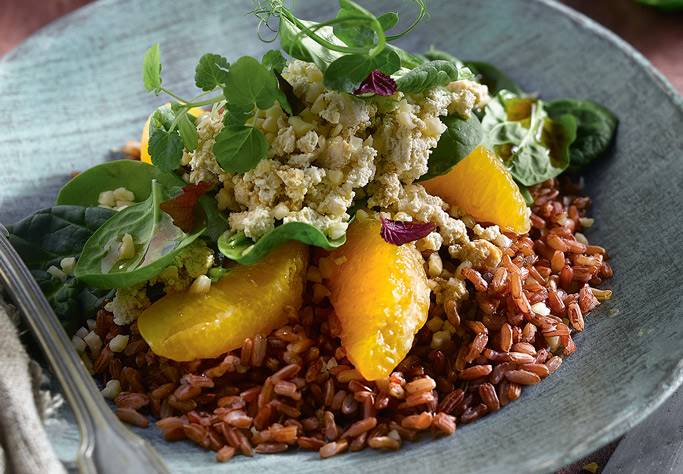 Ensalada de arroz rojo con espinacas y naranjas