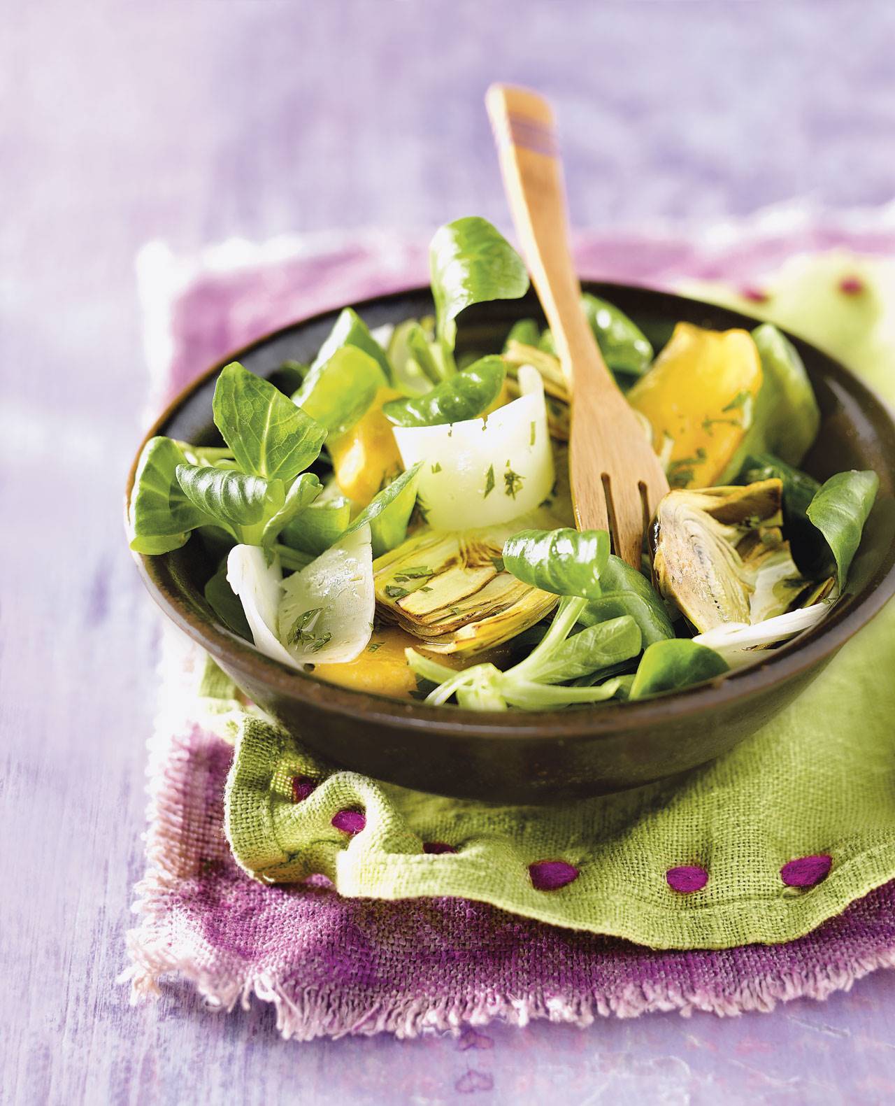 Ensalada de canónigos, caqui y alcachofas
