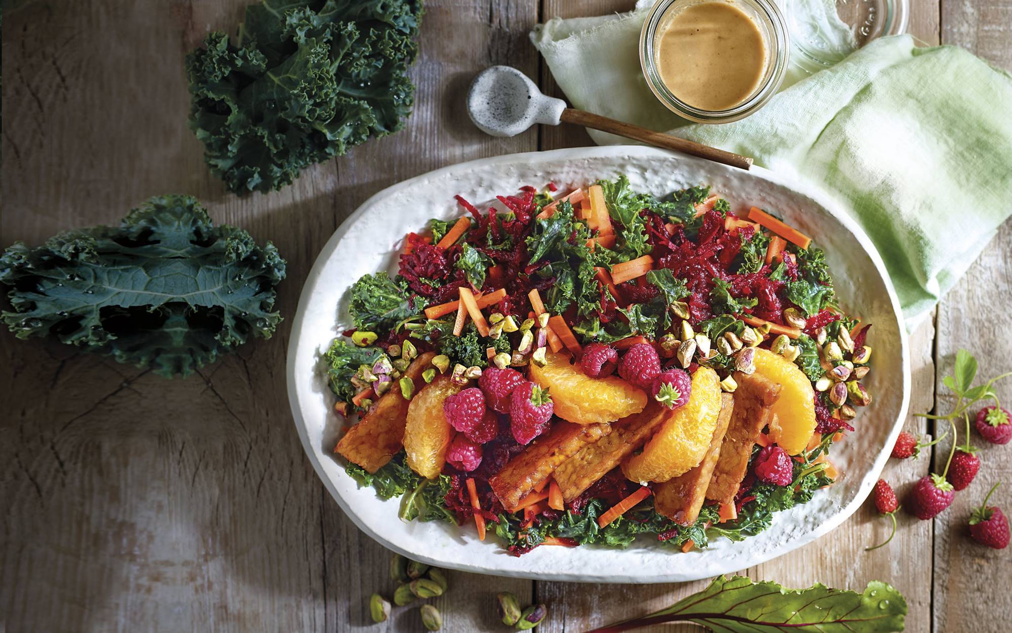 Ensalada de remolacha y naranja con tempeh de garbanzos