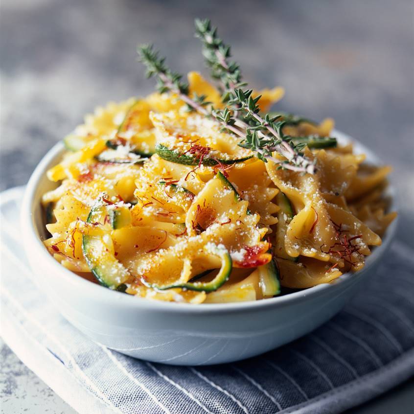 Farfalle con calabacín, azafrán y tomillo