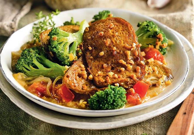 Guiso de seitán y brócoli con salsa de chirimoya