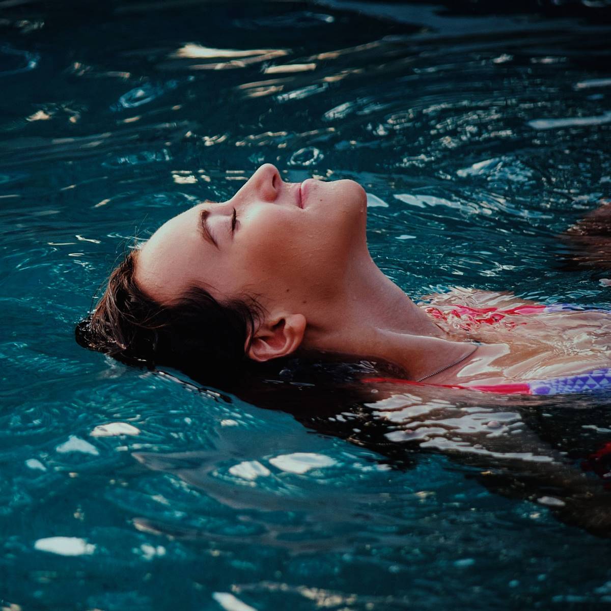 Terapia de flotación: relajarse flotando en agua salada