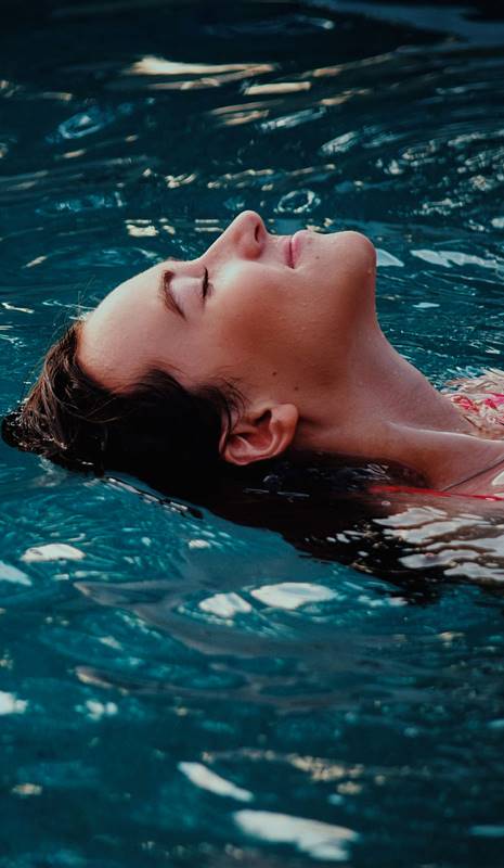 Terapia de flotación: relajarse flotando en agua salada