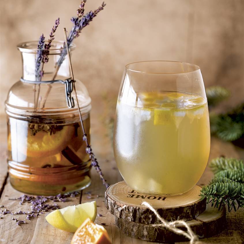 Cóctel de lavanda, frutas y canela