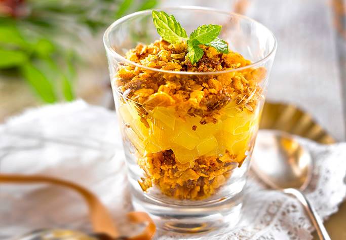 Copa crujiente de manzana a la canela