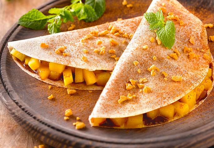 Crepes de coco con caramelo de cacao y ciruelas