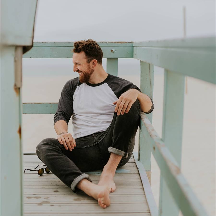 Hombre sentado cerca de la playa
