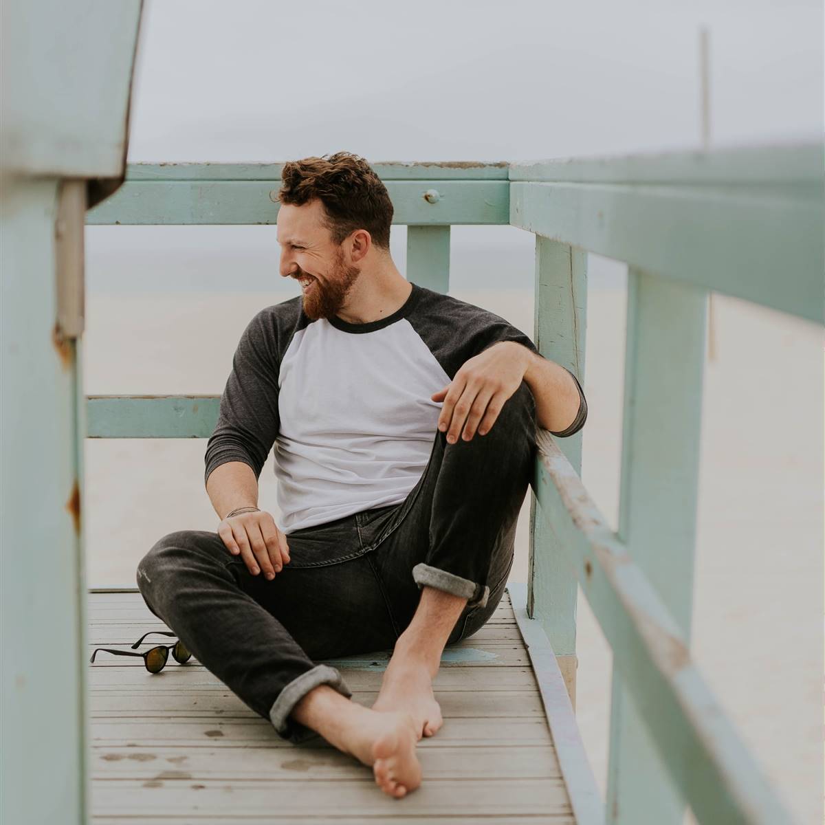 Hombre sentado cerca de la playa