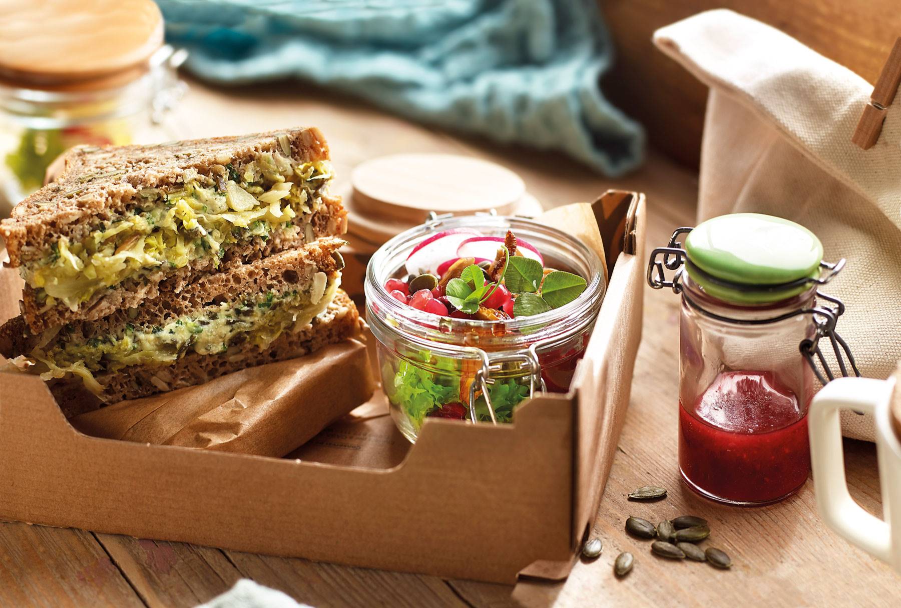 cenas-dormir-bien-3. Bocadillo de semillas con hummus verde y ensalada de granada con setas