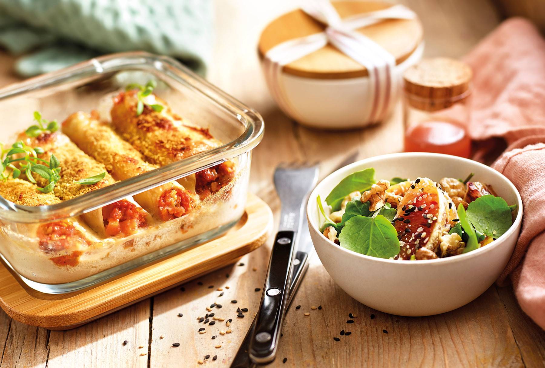Canelones de tempeh con salsa de almendras y ensalada de rúcula y naranja con semillas