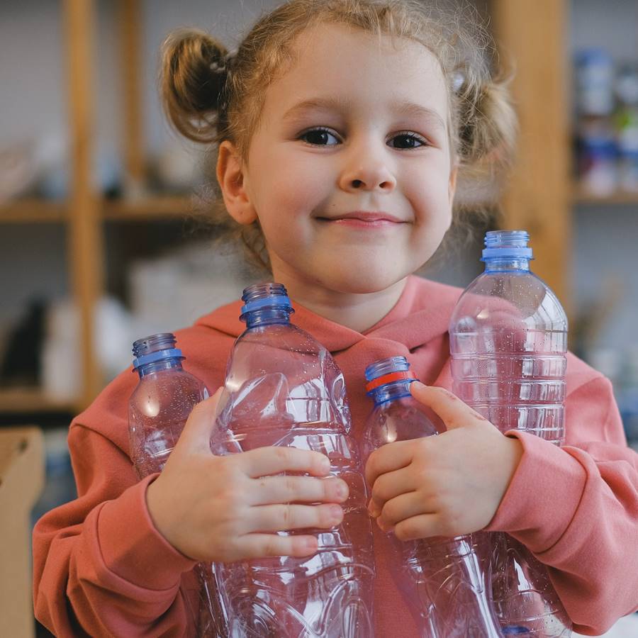 Una botella de agua contiene hasta medio millón de partículas de plástico  que te bebes y no se conocen sus efectos