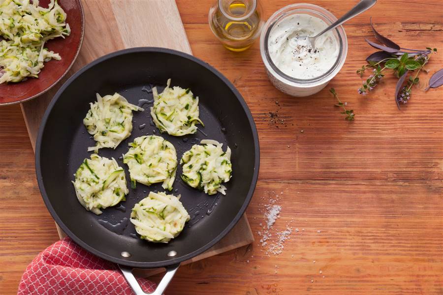 Fritters de calabacín con salsa de yogur