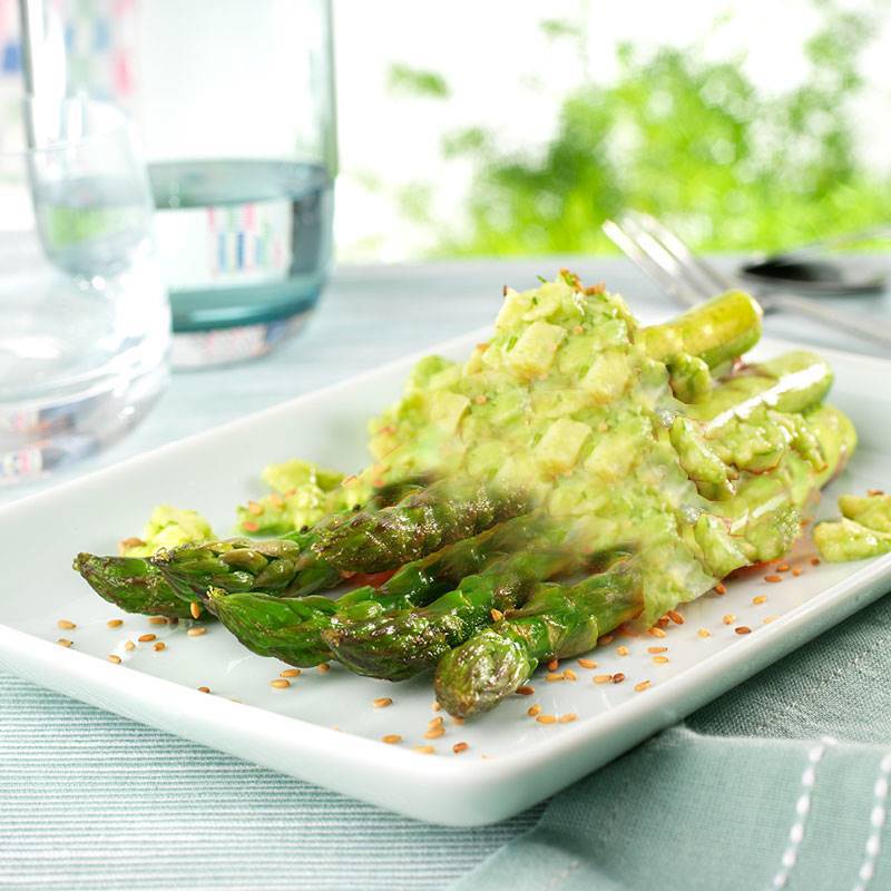 Espárragos con aguacate