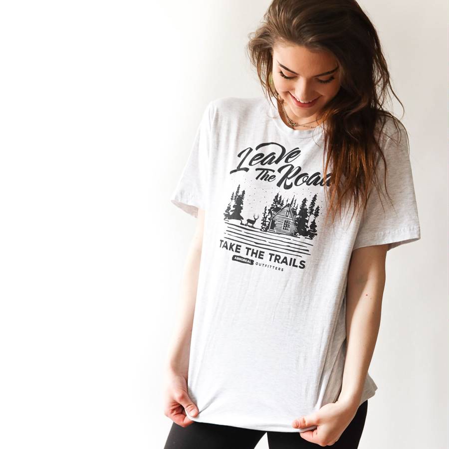 Transforma tus camisetas viejas en tops para este verano
