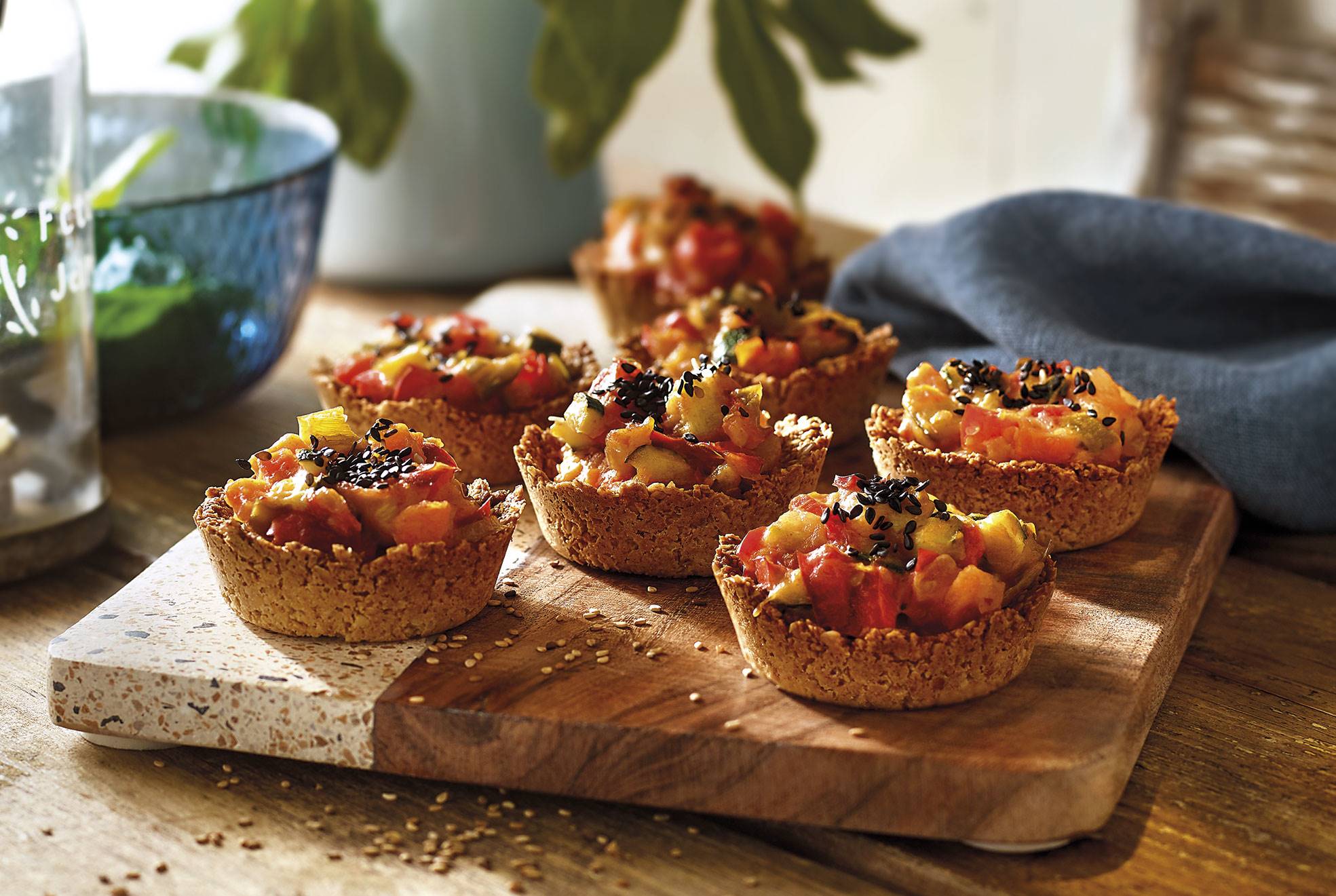 Cestitas de avena gratinadas con verduras variadas y semillas de sésamo negro