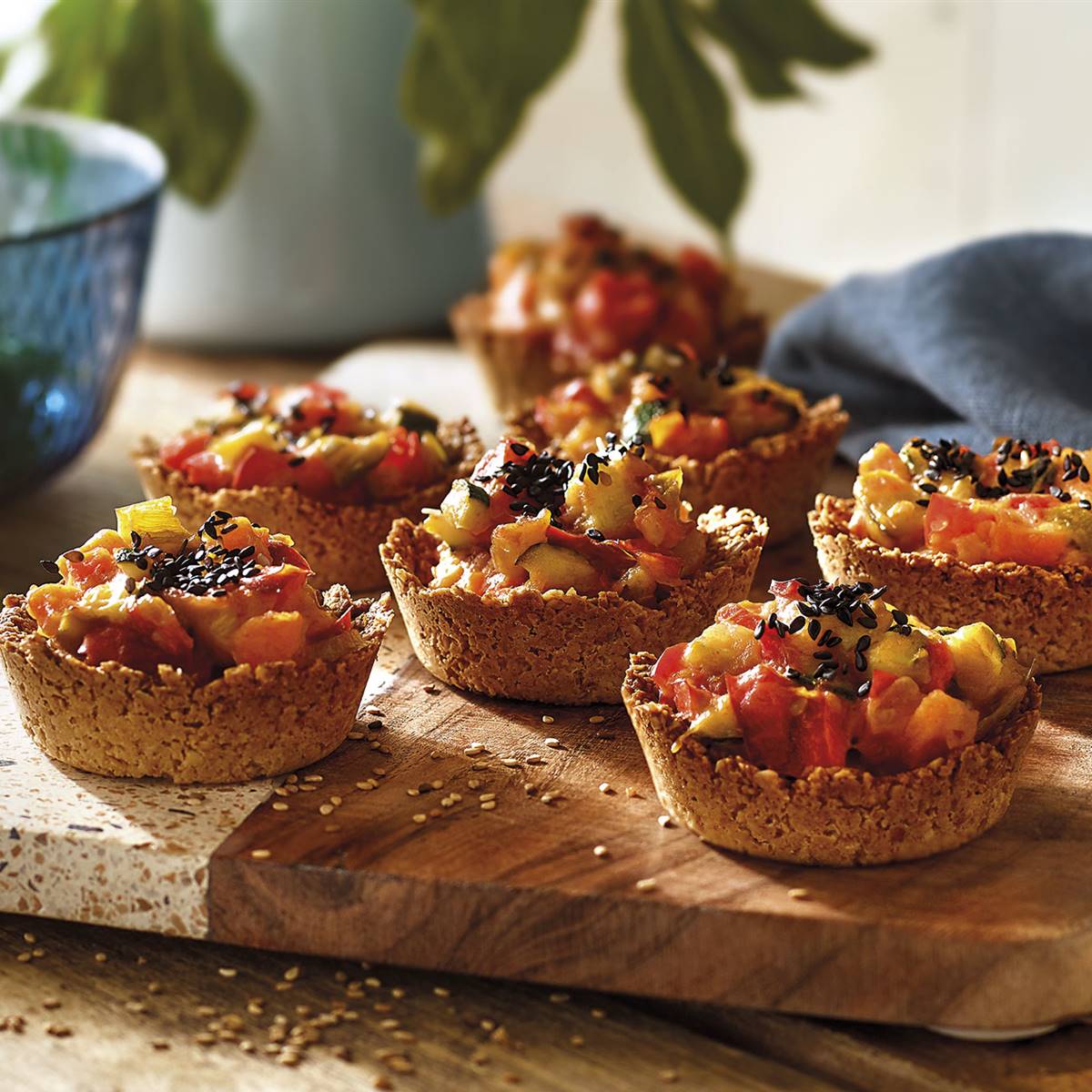 Cestitas de avena gratinadas con verduras variadas y semillas de sésamo negro