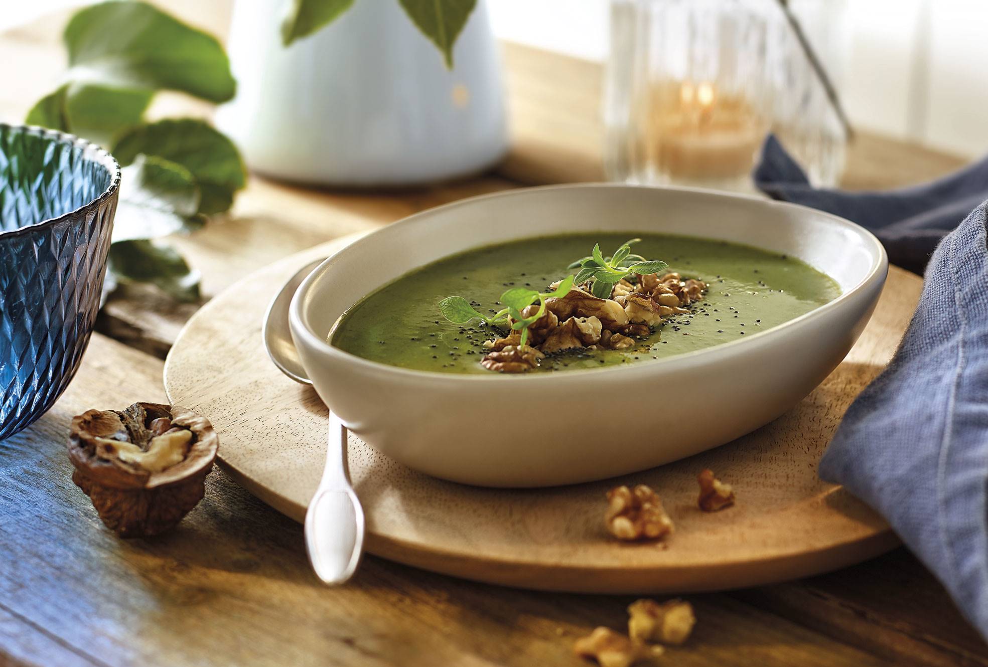 Crema verde de lechuga y espirulina  con nueces troceadas y tostadas 